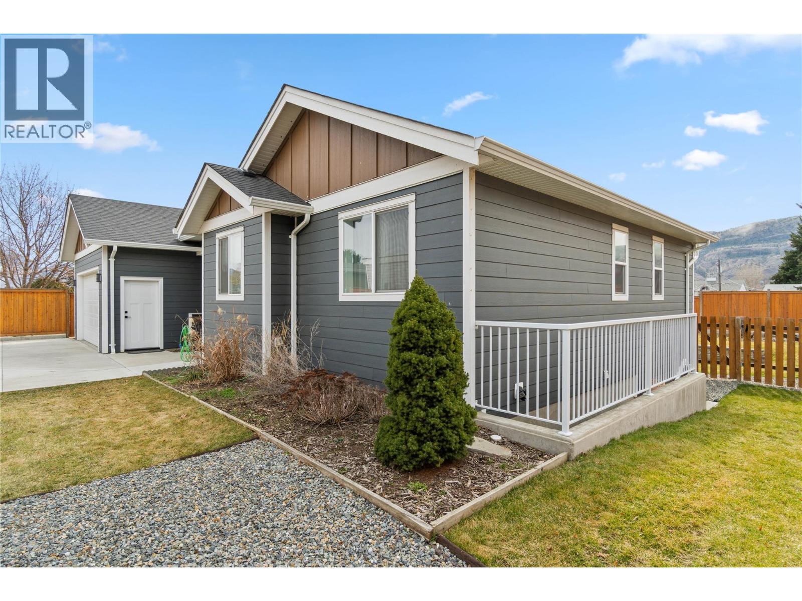 MLS® listing #29498069 for sale located at 2567 YOUNG Avenue