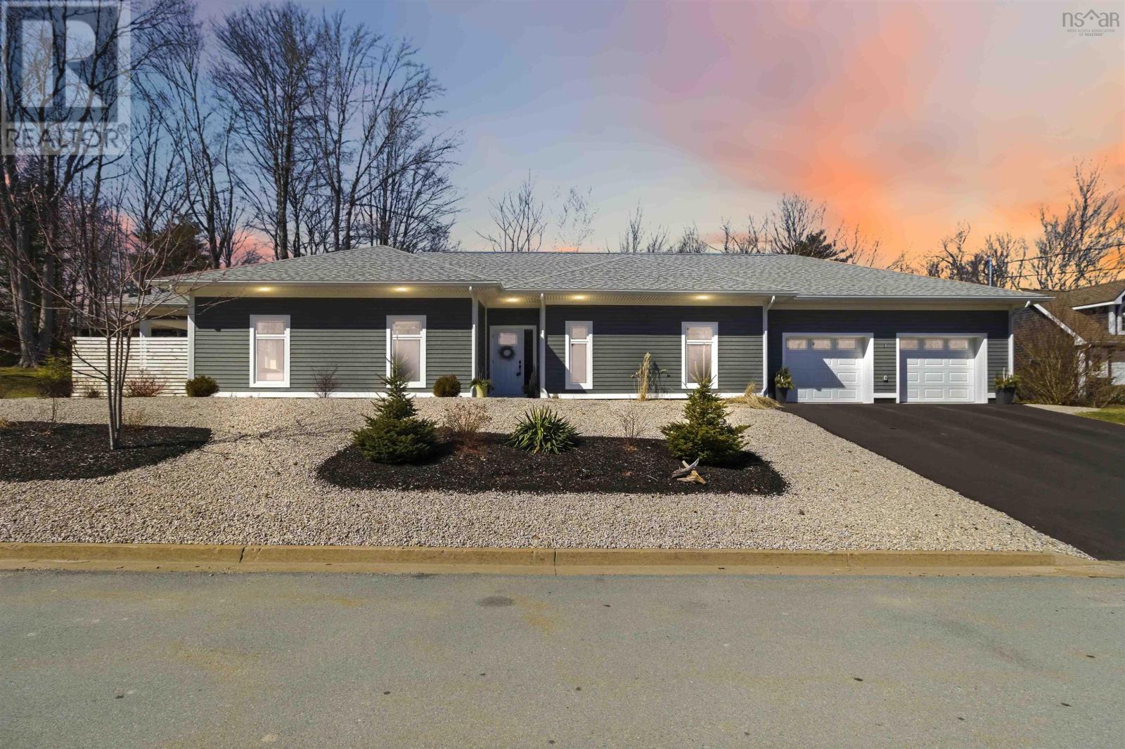 MLS® listing #29502054 for sale located at 51 Cresthaven Court