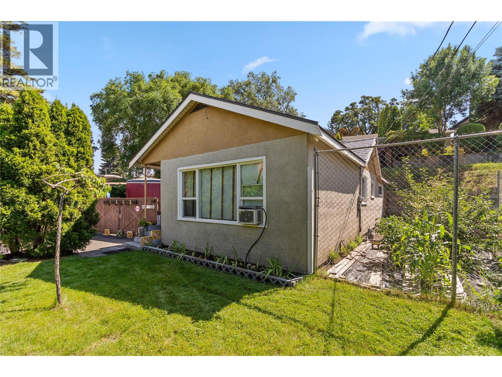 MLS® listing #29504330 for sale located at 1693 Valleyview Drive