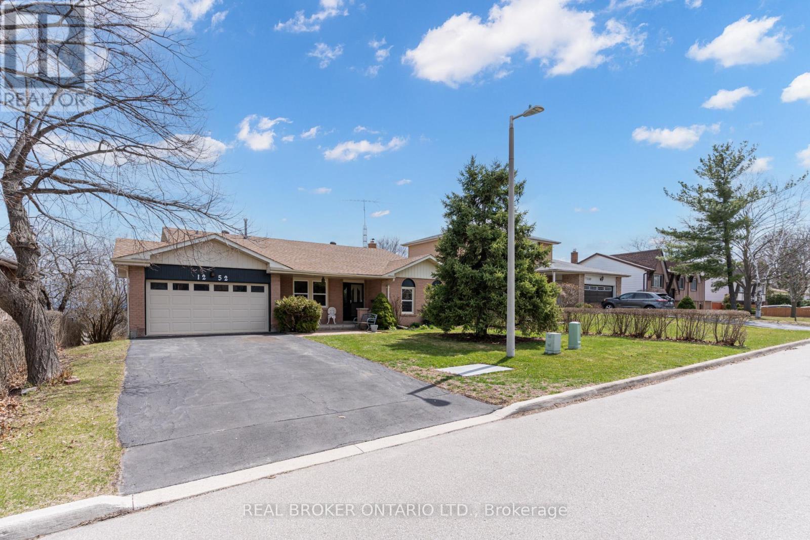 MLS® listing #29518551 for sale located at 1252 LAKEVIEW DRIVE