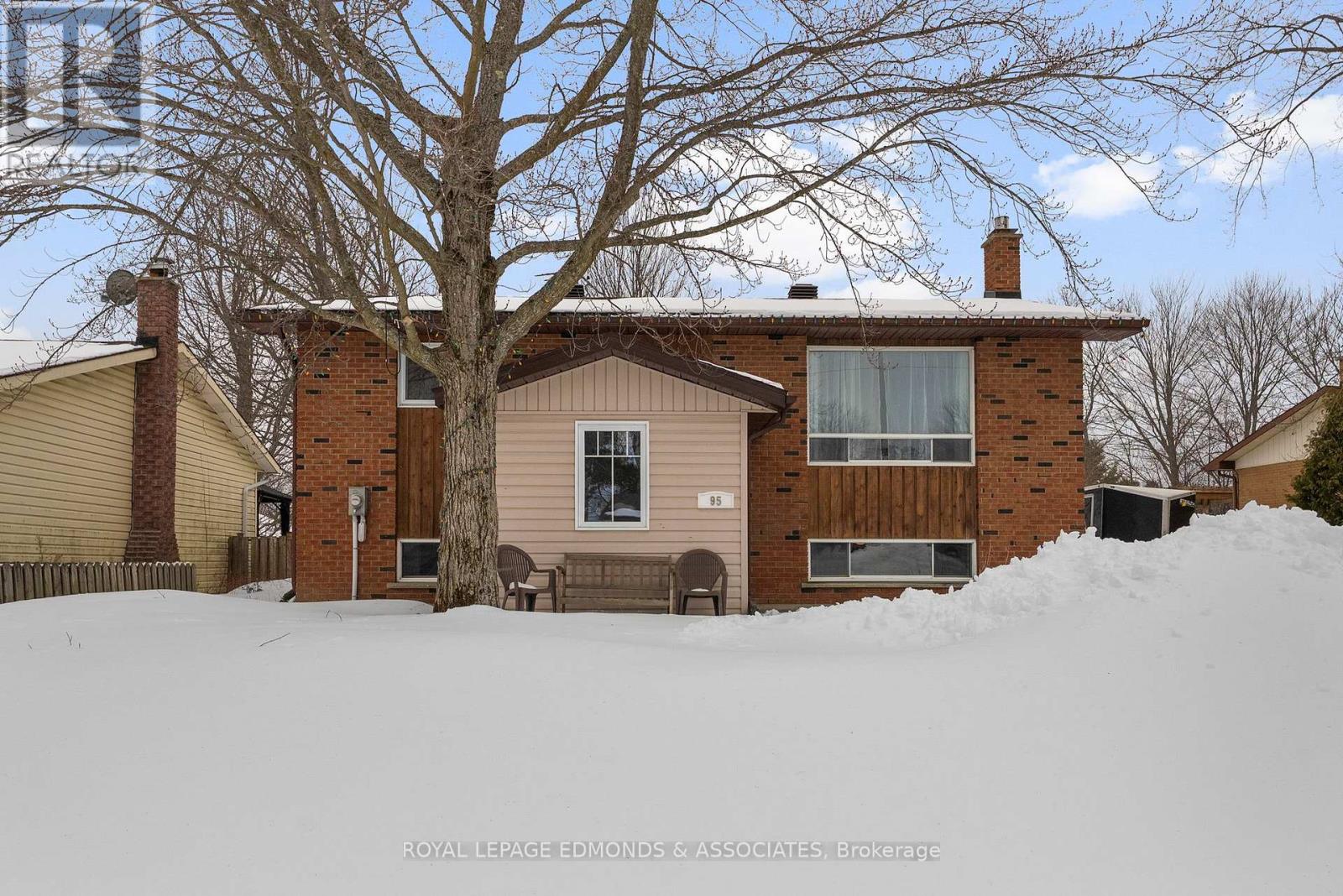 MLS® listing #29523810 for sale located at 95 SPRUCE STREET E