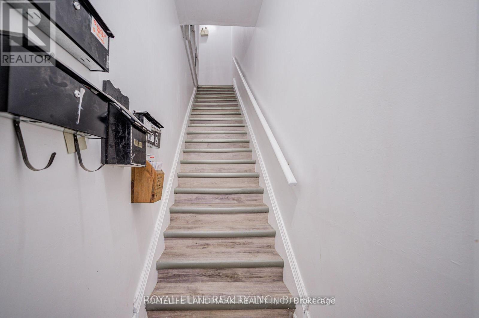 MLS® listing #29530889 for sale located at 3RD FLOOR APARTMENT - 92 KING STREET W