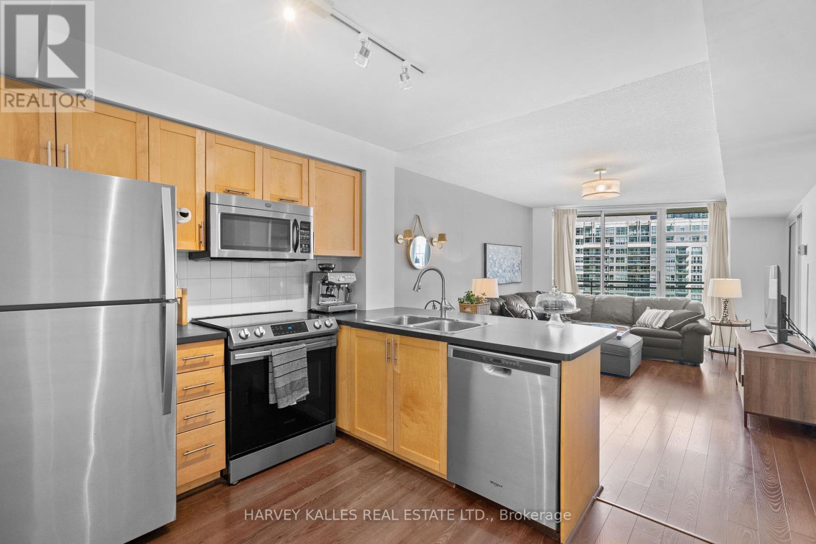 MLS® listing #29532075 for sale located at 803 - 650 QUEENS QUAY W