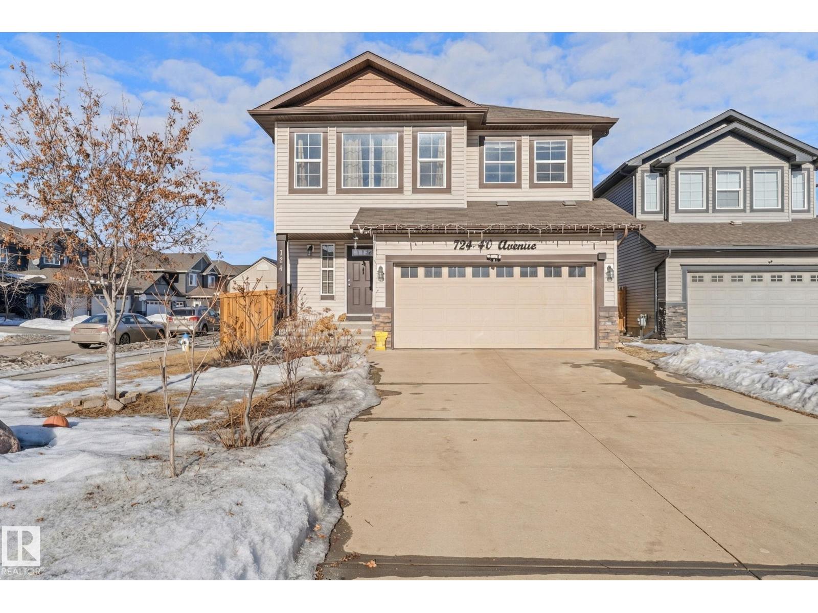 MLS® listing #29532246 for sale located at 724 40 AV NW