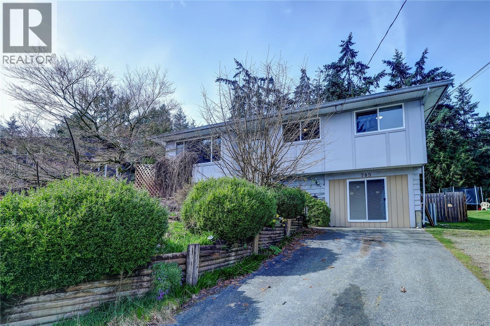 MLS® listing #29534160 for sale located at 785 Parkview Dr