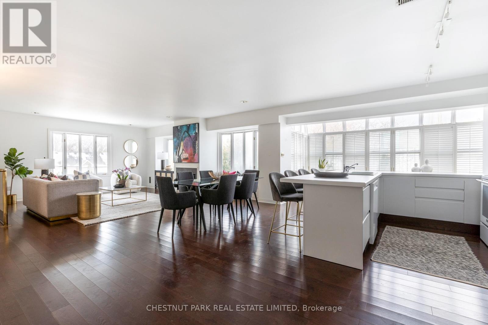 MLS® listing #29536574 for sale located at PH3 - 8 HAWTHORN AVENUE