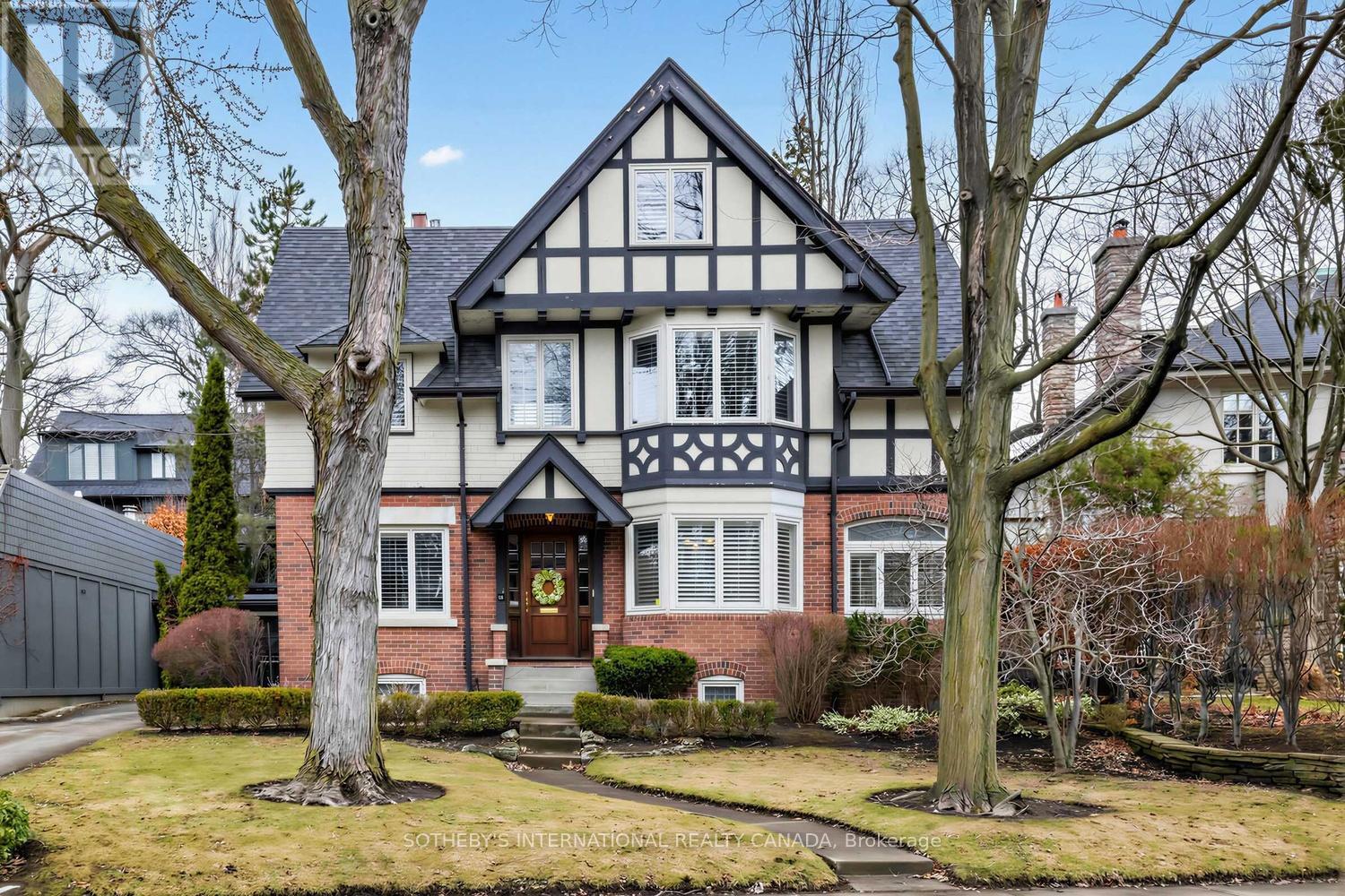 MLS® listing #29538796 for sale located at 136 ROXBOROUGH DRIVE