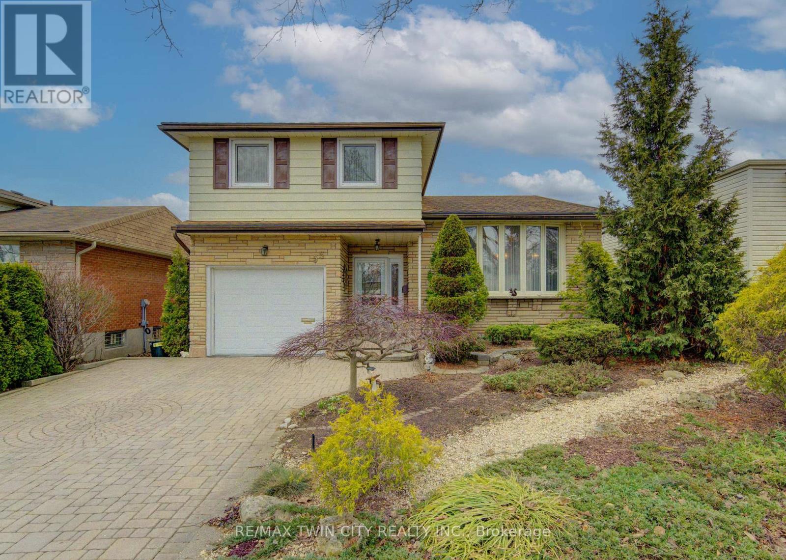 MLS® listing #29538990 for sale located at 55 COACH HILL DRIVE