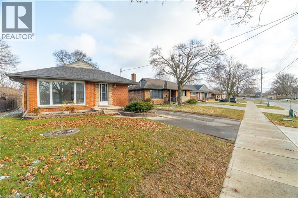 MLS® listing #29542955 for sale located at 220 BRUCE Street Unit# LOWER