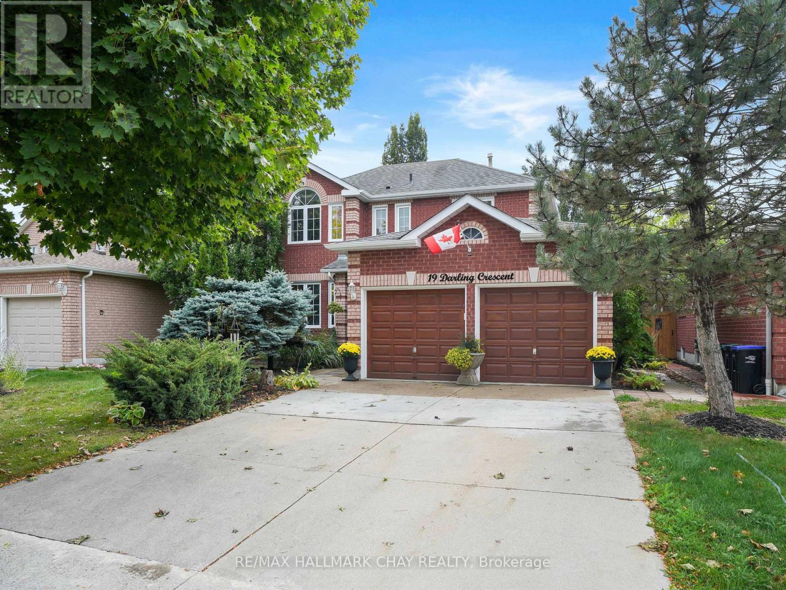 MLS® listing #29543731 for sale located at 19 DARLING CRESCENT