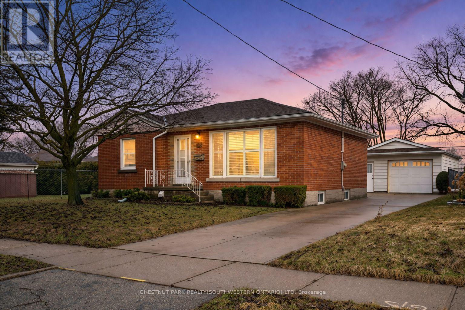 MLS® listing #29543826 for sale located at 492 EPHRAIM STREET