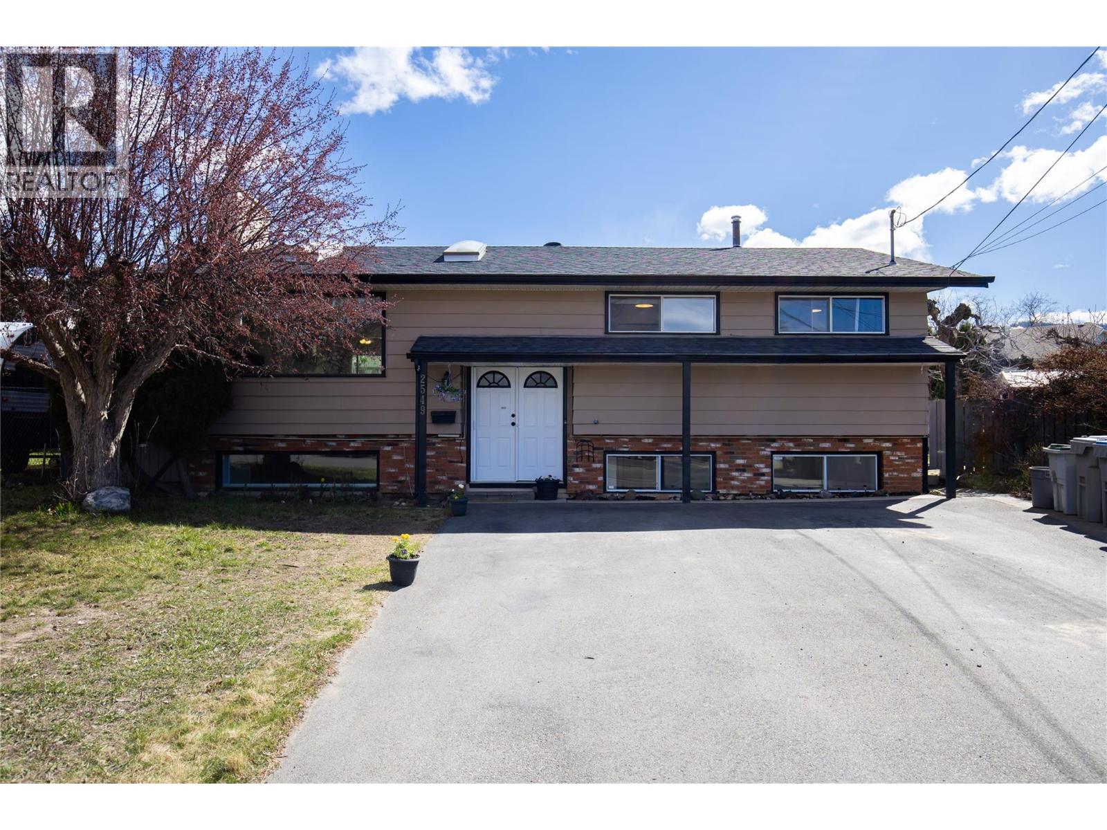 MLS® listing #29554463 for sale located at 2549 Crestline Place