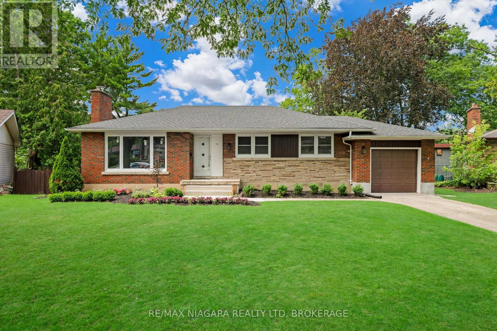 MLS® listing #29555611 for sale located at 10 WEST HAMPTON ROAD