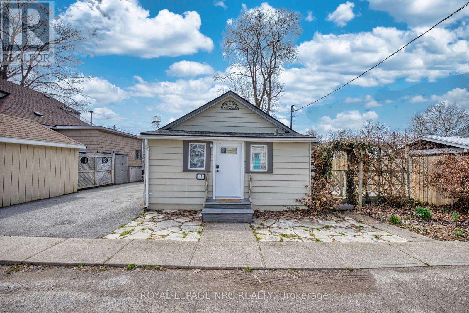 MLS® listing #29562130 for sale located at 15 LOOMIS CRESCENT