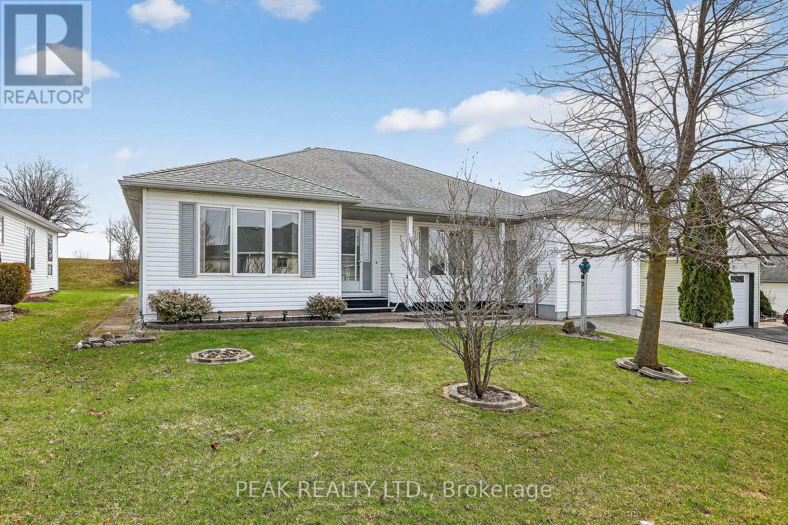 MLS® listing #29565211 for sale located at 39 SUMMIT CRESCENT