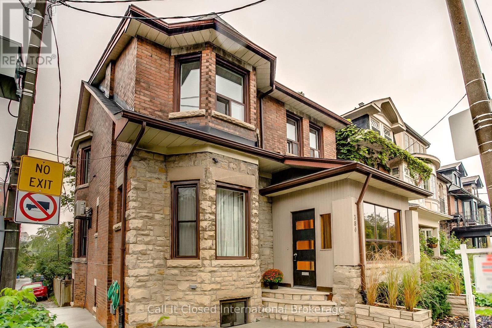 MLS® listing #29572046 for sale located at 380 SPADINA ROAD