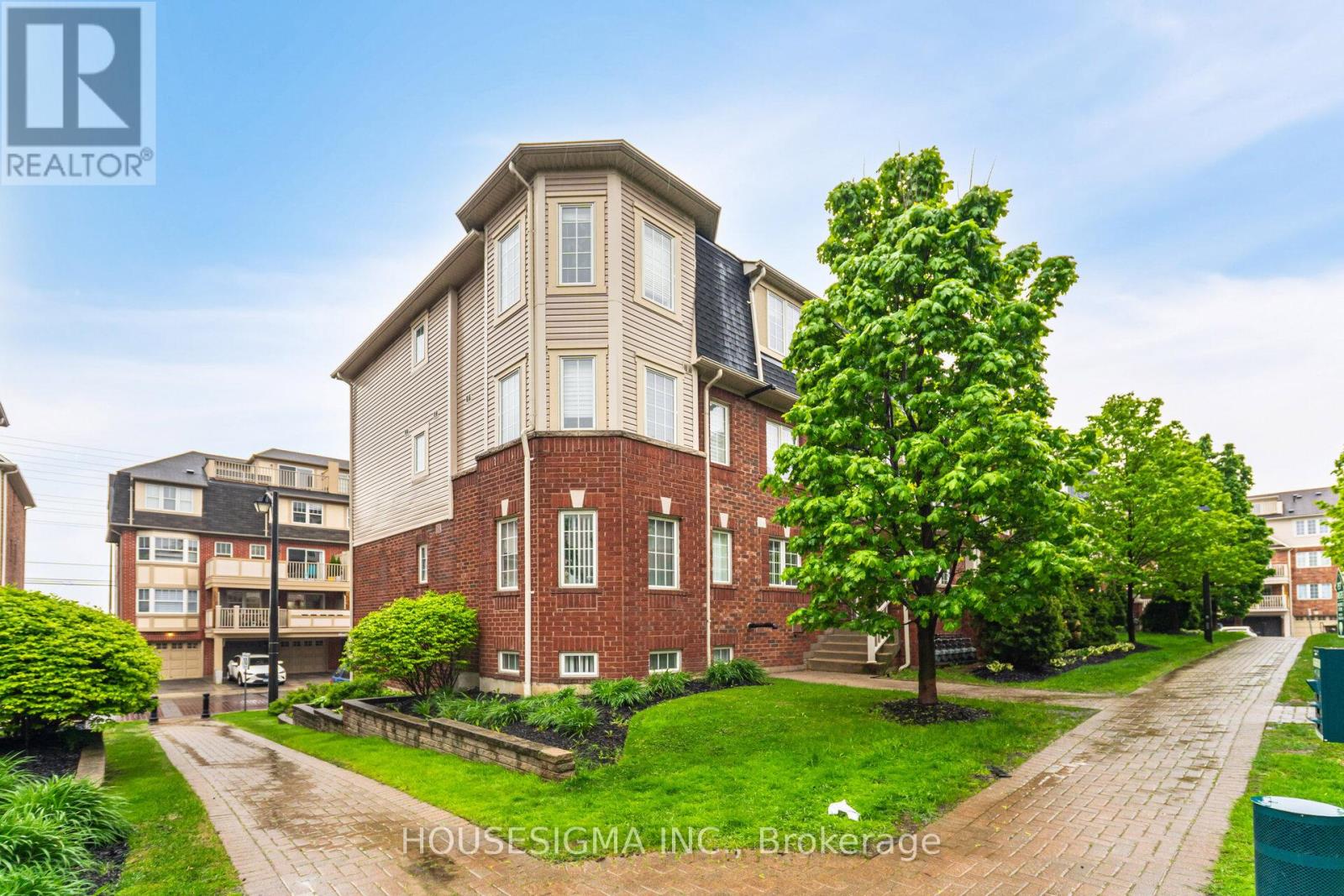 MLS® listing #29577459 for sale located at 3 - 760 NEIGHBOURHOOD CIRCLE