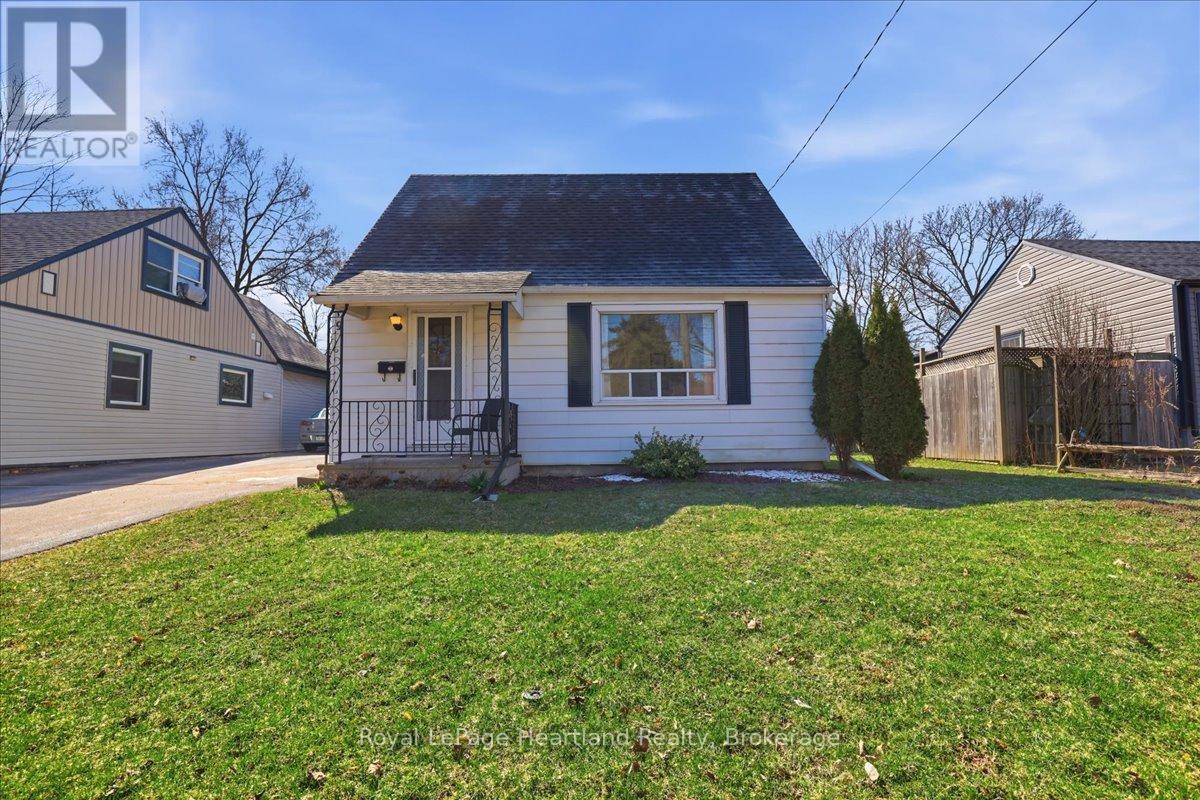 MLS® listing #29578099 for sale located at 19 PERTH ROAD