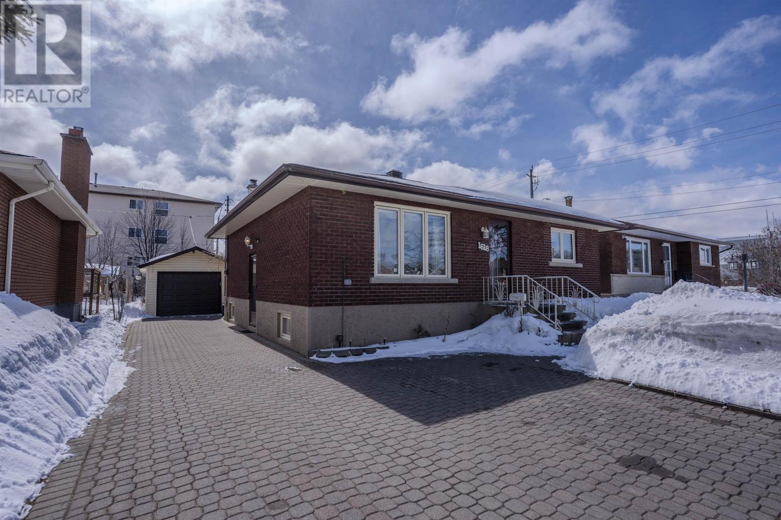 MLS® listing #29578632 for sale located at 1618 FREDERICA ST W