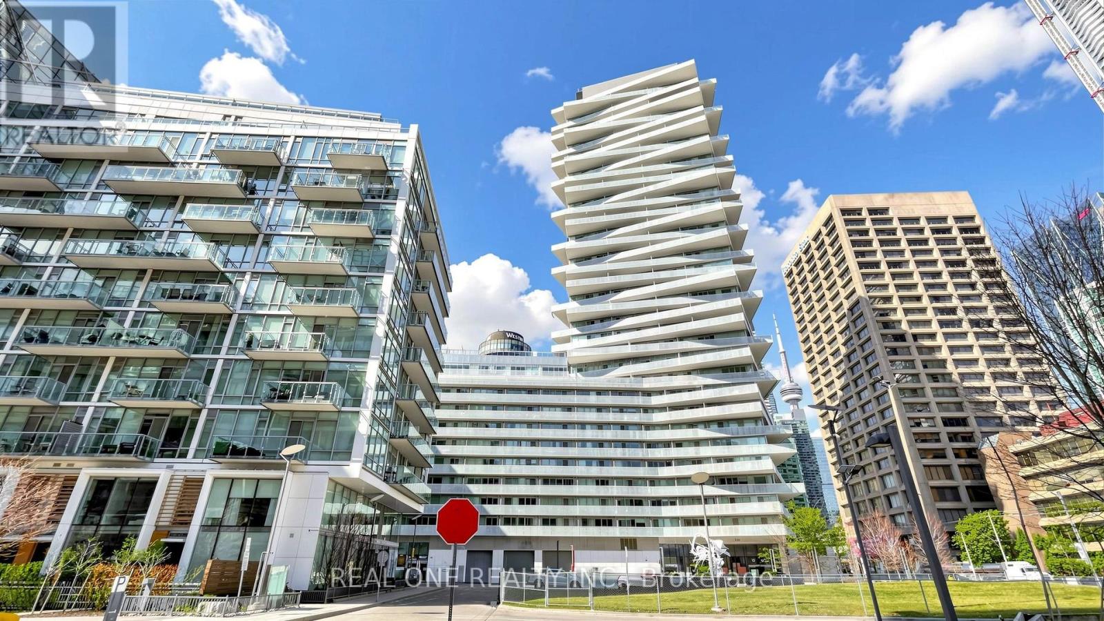 MLS® listing #29584686 for sale located at 907 - 15 QUEENS QUAY E