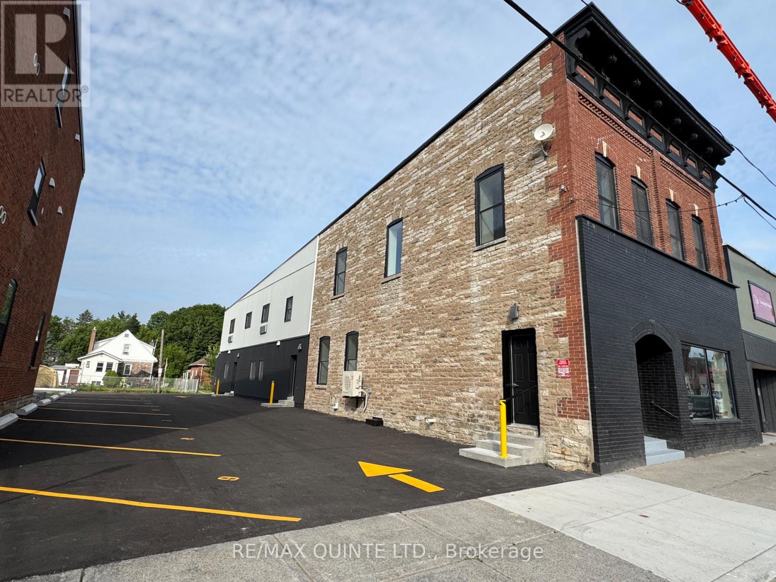 MLS® listing #29585745 for sale located at 330 VICTORIA STREET N