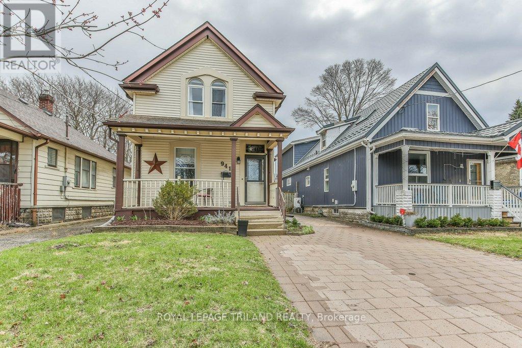 MLS® listing #29593846 for sale located at 941 QUEENS AVENUE