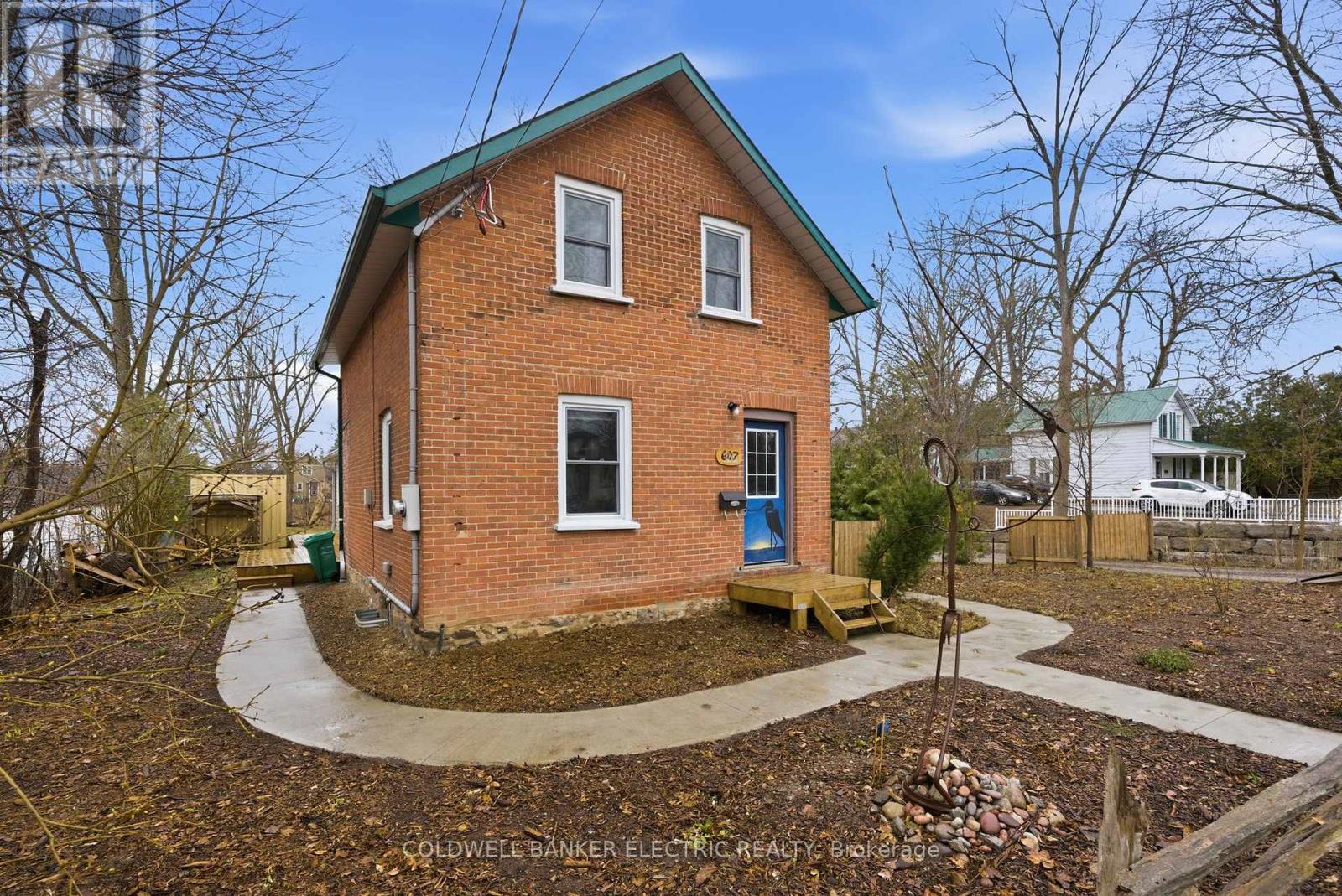 MLS® listing #29593921 for sale located at 607 ARMOUR ROAD