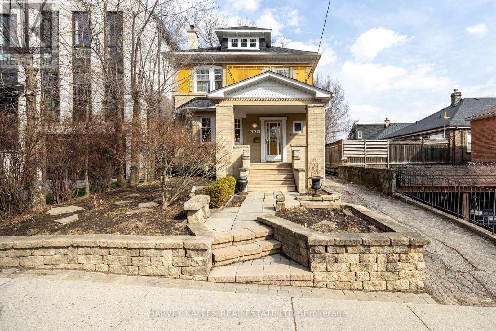 MLS® listing #29595682 for sale located at 370 ST CLEMENTS AVENUE