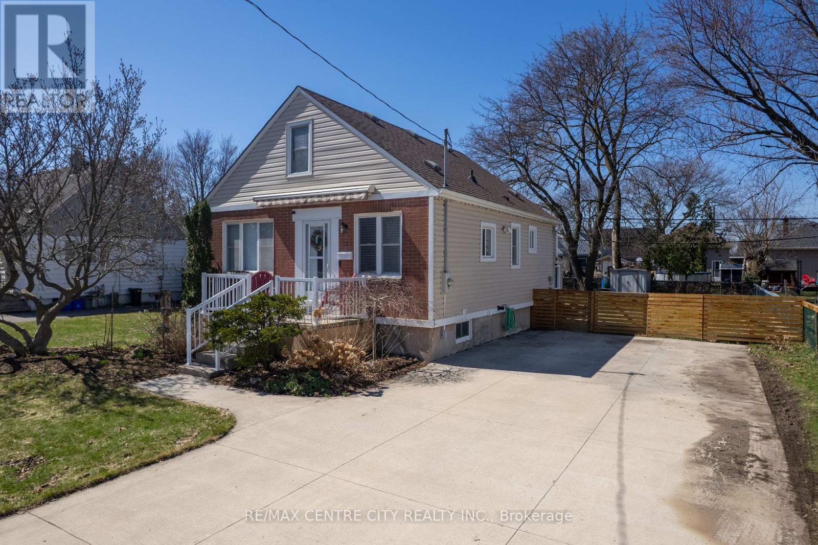 MLS® listing #29600447 for sale located at 785 STRAND STREET