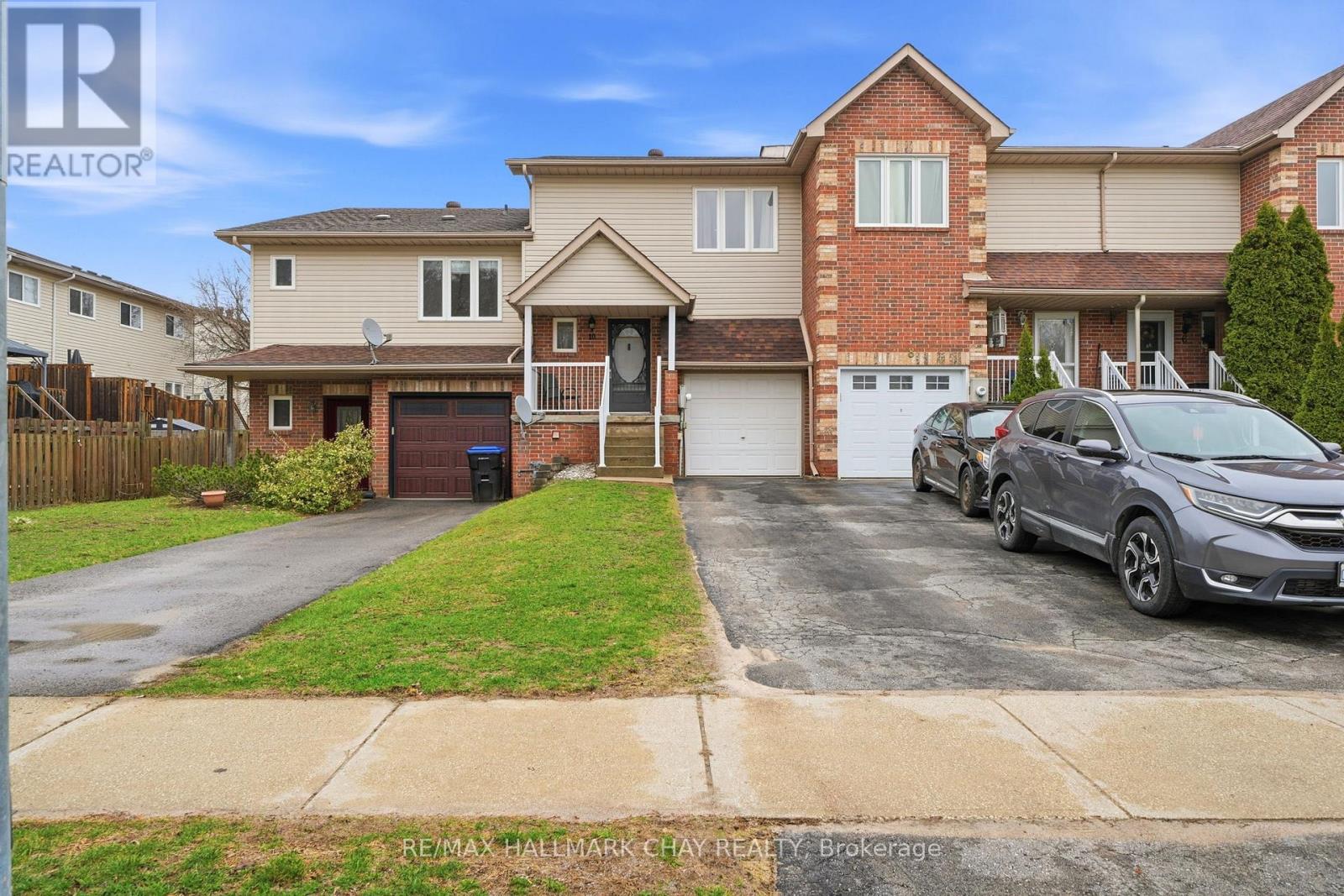 MLS® listing #29613628 for sale located at 10 PARKSIDE CRESCENT