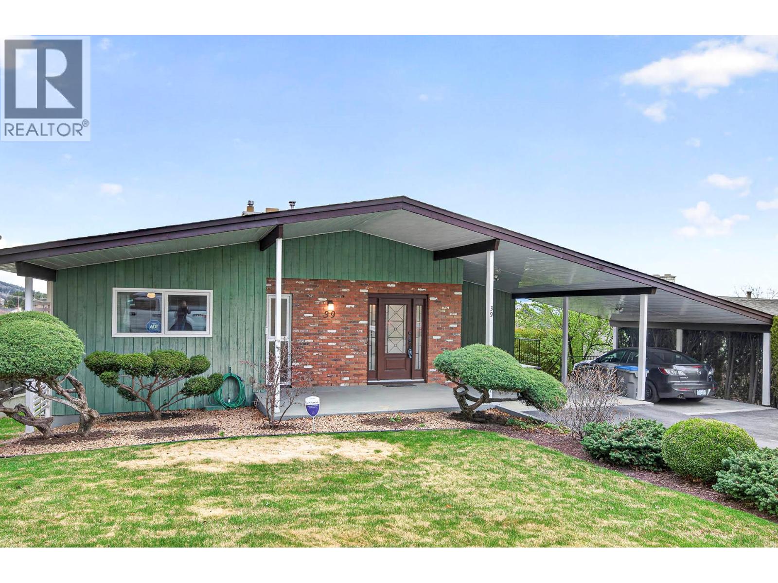 MLS® listing #29617275 for sale located at 39 Whiteshield Crescent S