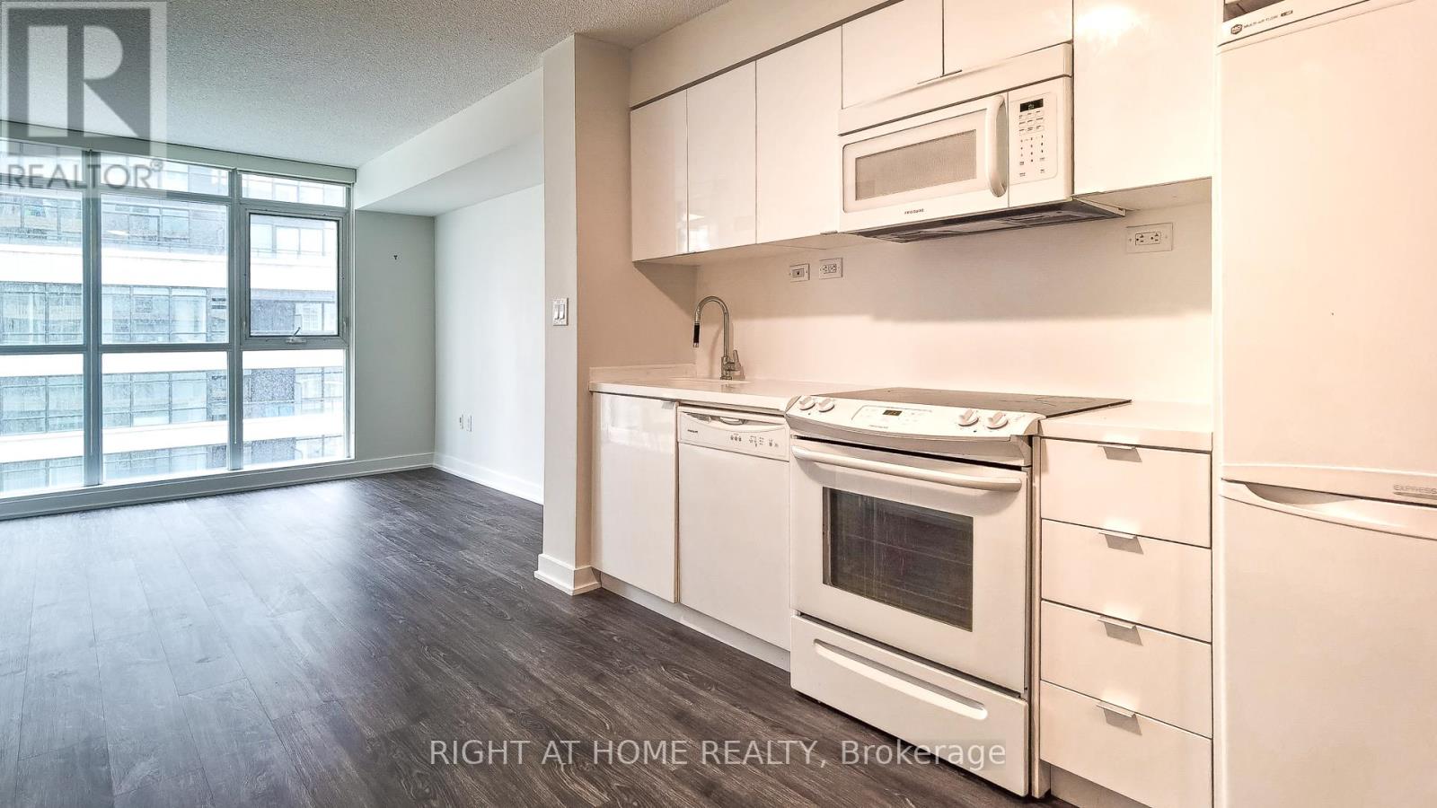 MLS® listing #29618684 for sale located at 703 - 10 CAPREOL COURT