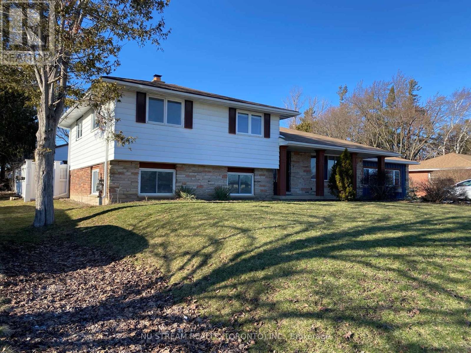 MLS® listing #29619537 for sale located at 552 BIG BAY POINT ROAD