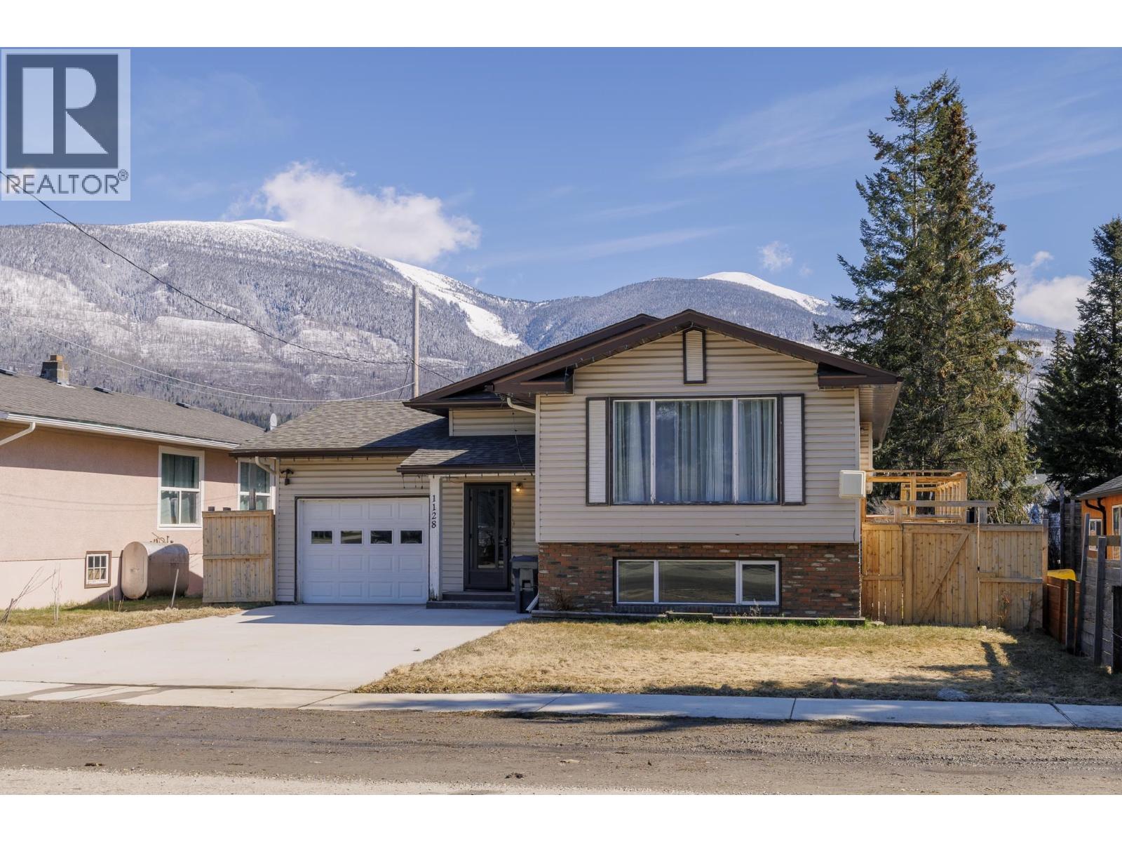 MLS® listing #29621272 for sale located at 1128 3RD AVENUE