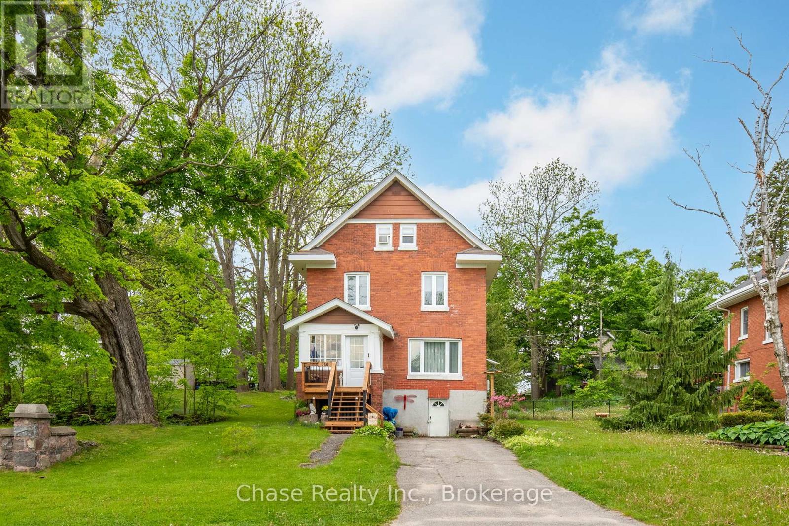 MLS® listing #29624618 for sale located at 746 SIXTH AVENUE