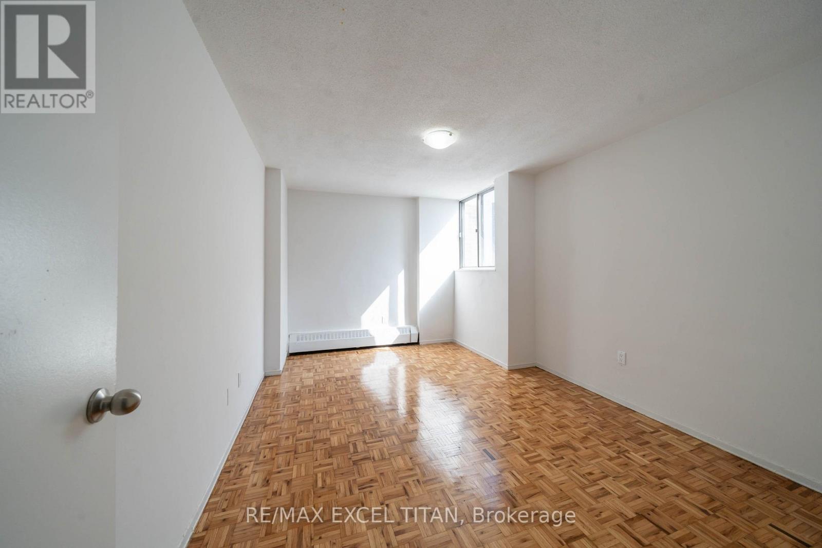 MLS® listing #29626436 for sale located at 914 - 5 GLAMORGAN AVENUE