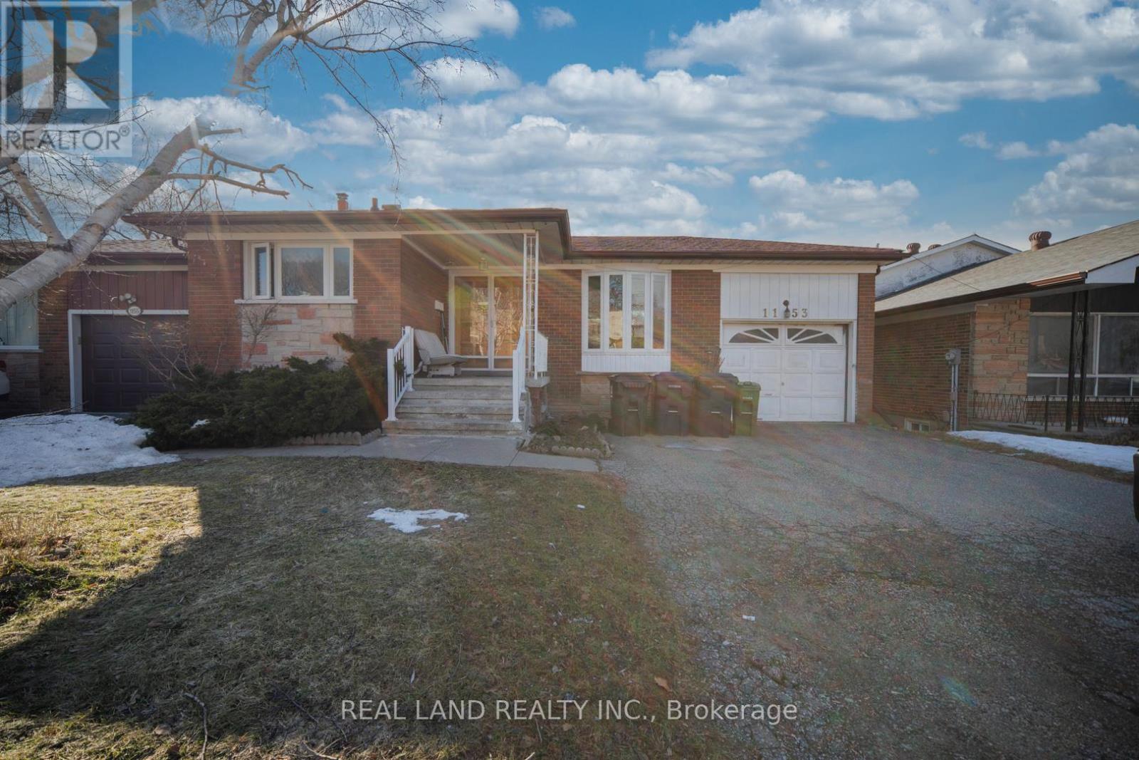 MLS® listing #29633284 for sale located at 1153 HUNTINGWOOD DRIVE