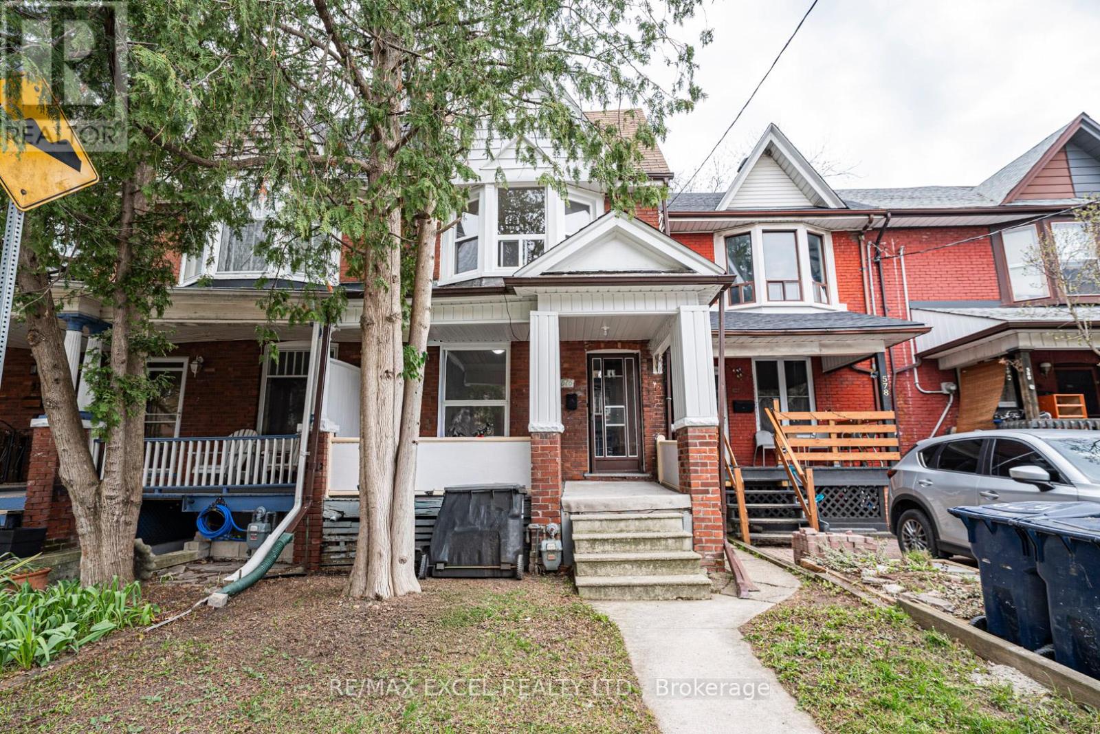 MLS® listing #29636795 for sale located at 576 GLADSTONE AVENUE