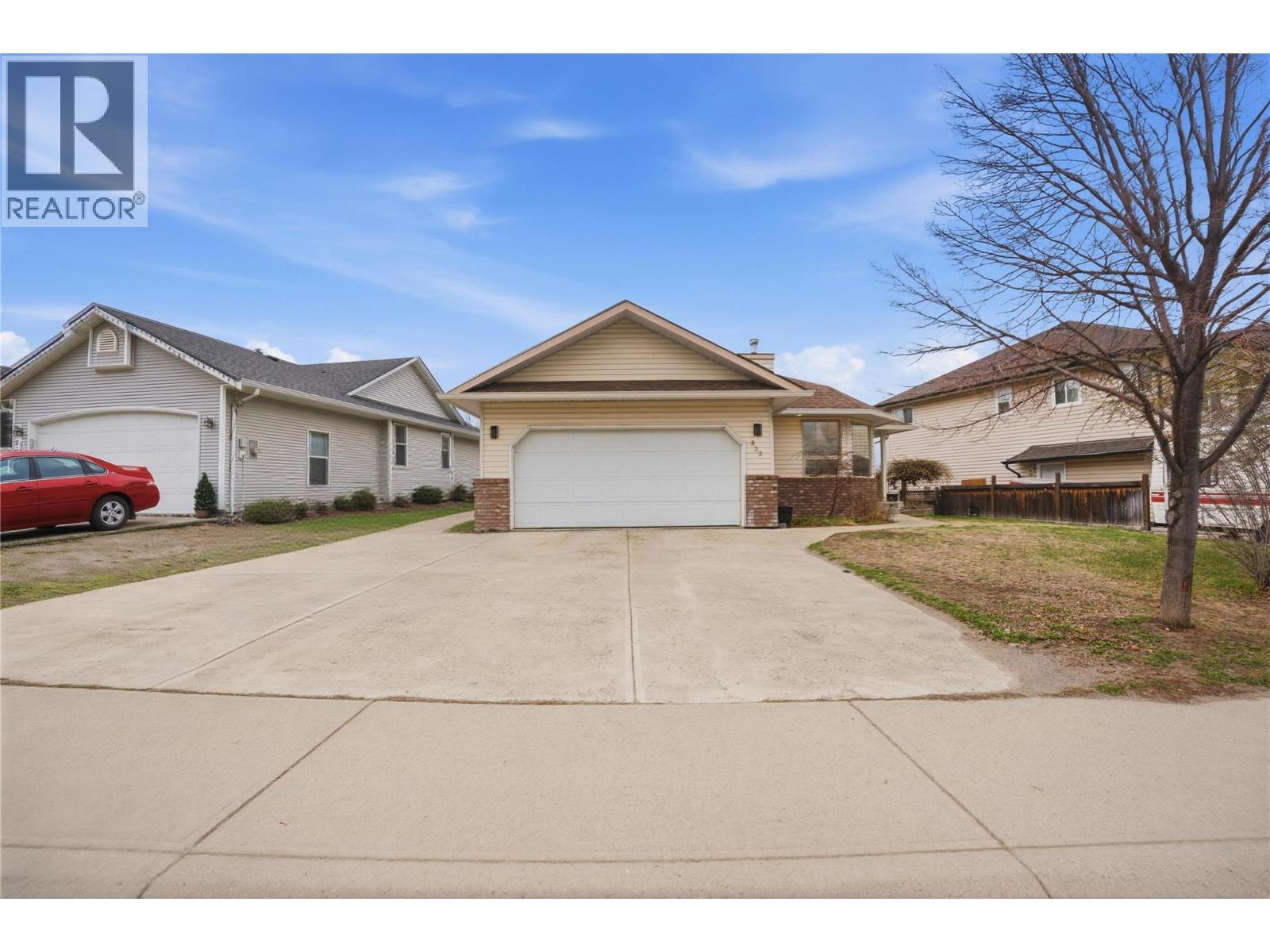 MLS® listing #29637328 for sale located at 832 Regent Crescent