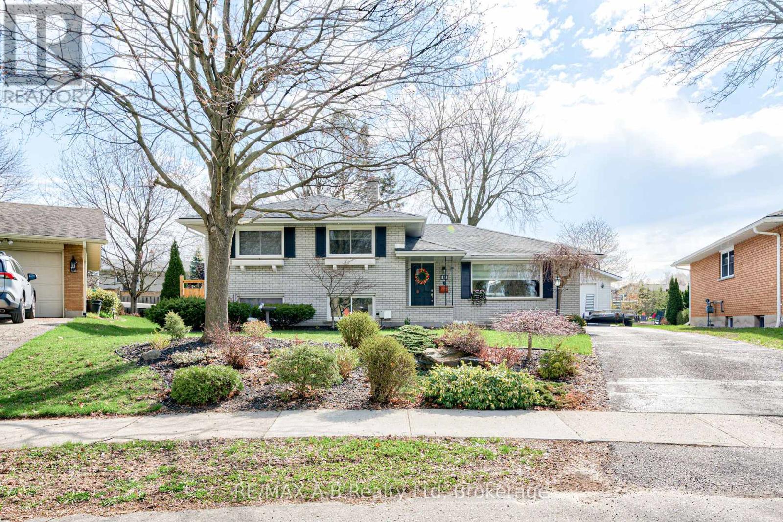 MLS® listing #29637375 for sale located at 19 LINTON PLACE