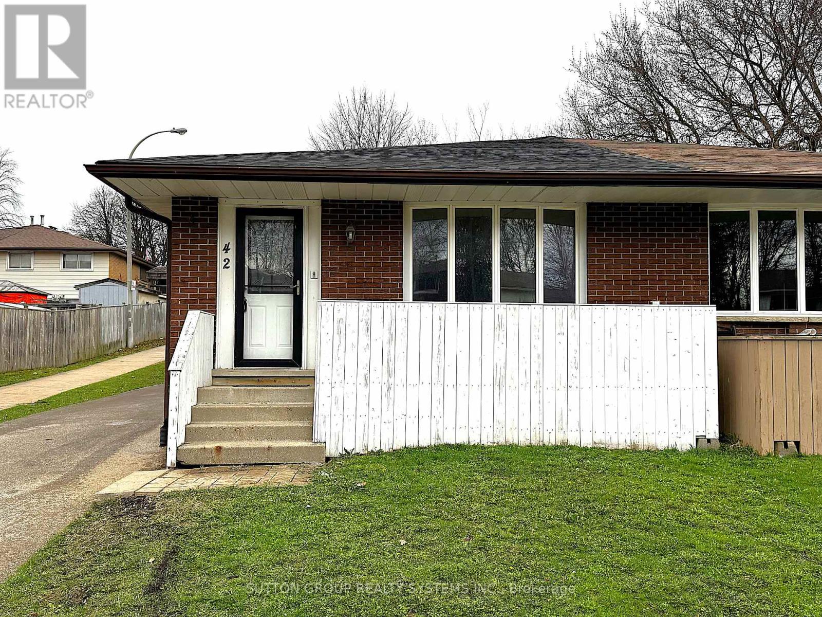 MLS® listing #29638517 for sale located at 42 INGLESIDE DRIVE