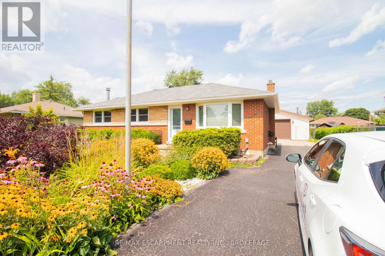 MLS® listing #29645638 for sale located at 1 - 98 JAMES STREET E