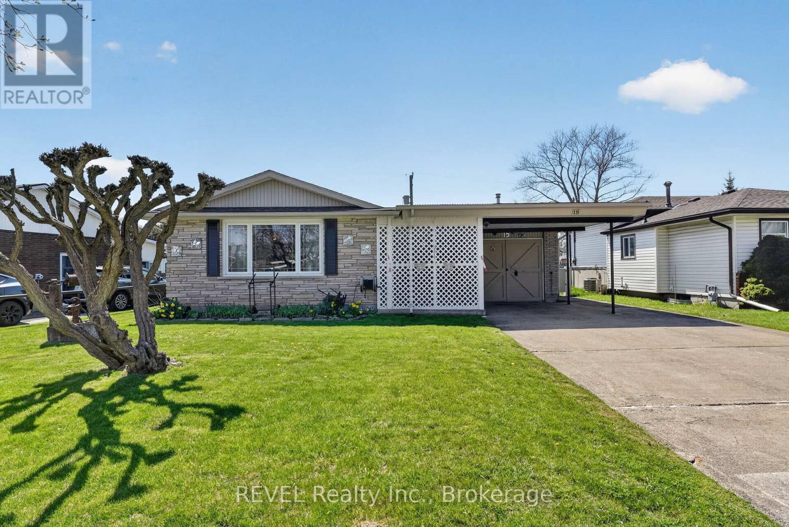 MLS® listing #29653960 for sale located at 15 WOODGATE DRIVE