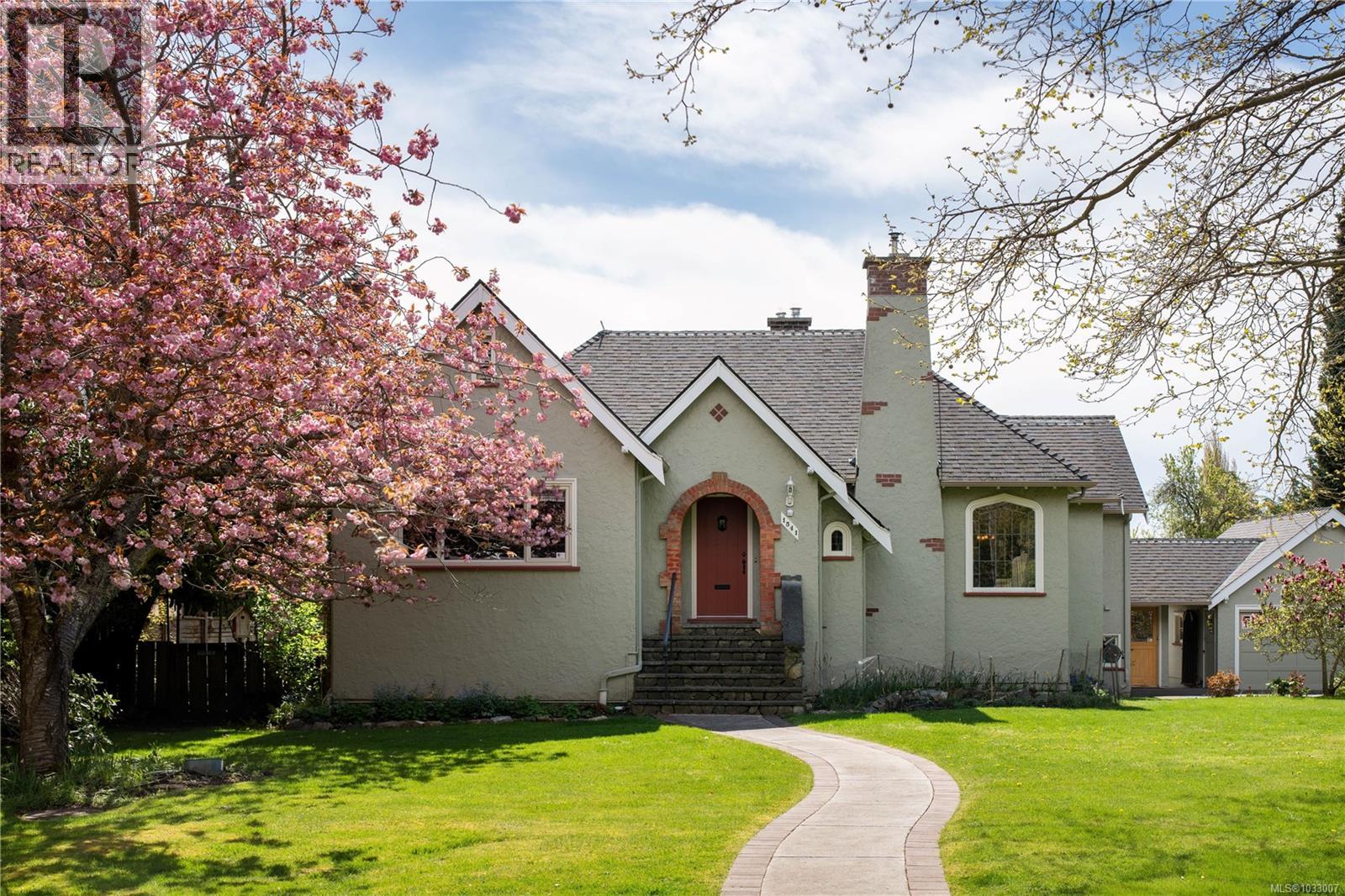 MLS® listing #29655651 for sale located at 1541 Despard Ave