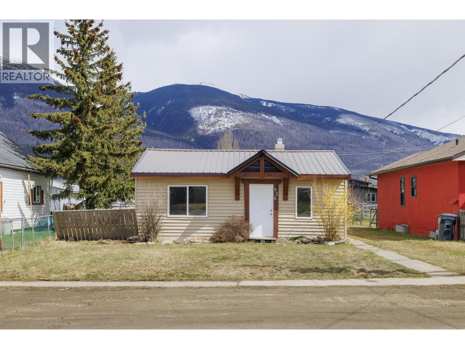 MLS® listing #29655998 for sale located at 956 4TH AVENUE