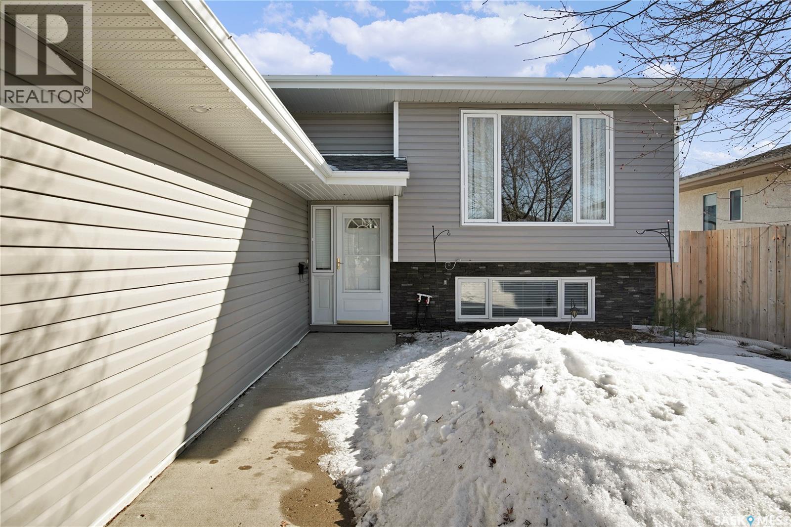 MLS® listing #29659747 for sale located at 403 King PLACE