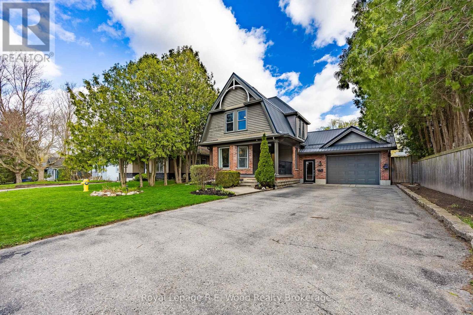 MLS® listing #29660314 for sale located at 10 GEORGE STREET