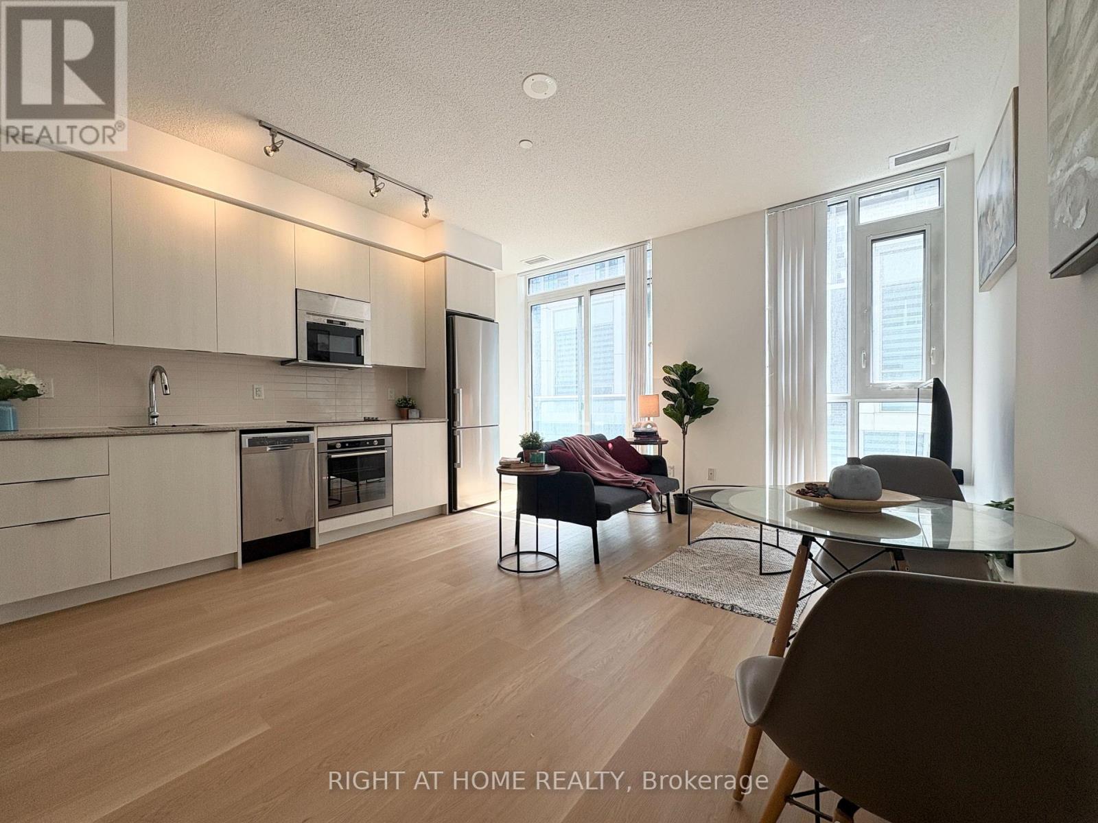 MLS® listing #29664725 for sale located at 308 - 101 ERSKINE AVENUE