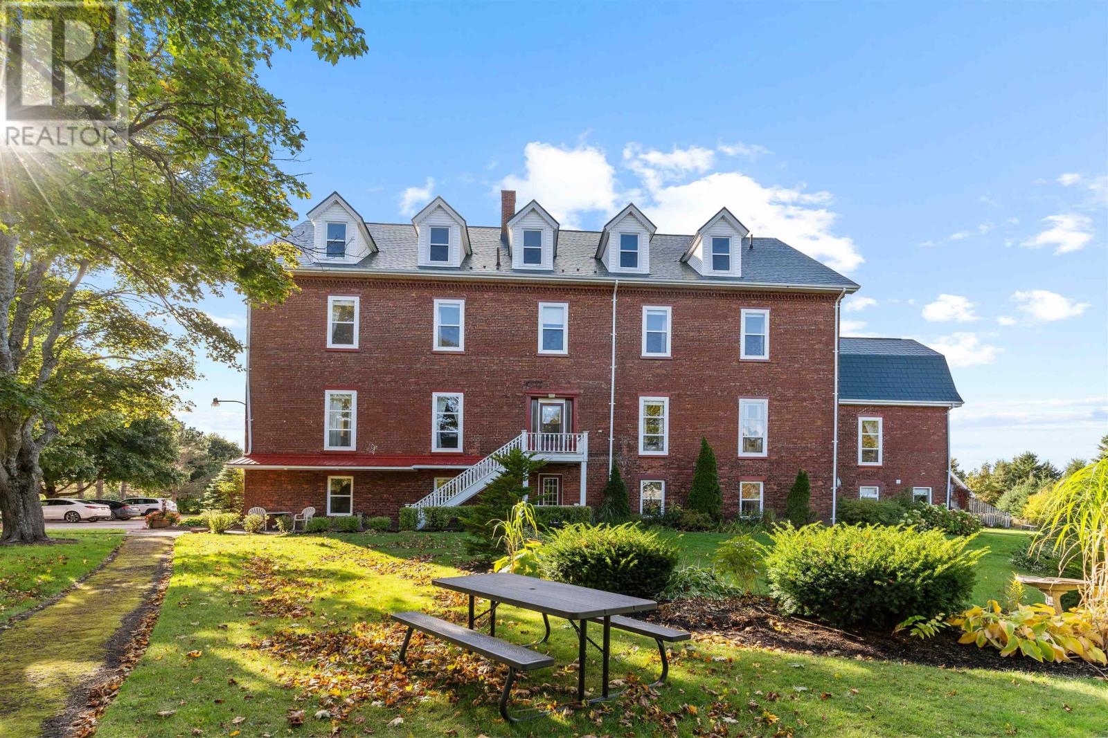 MLS® listing #29671784 for sale located at 206 Maple Street