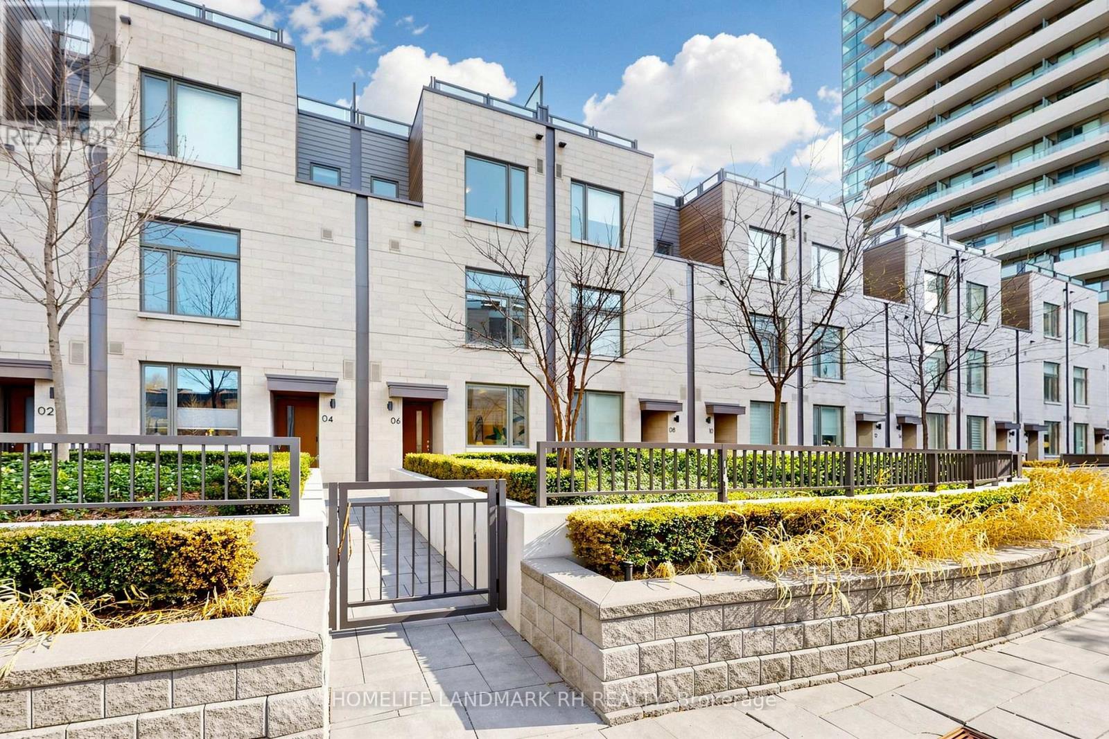 MLS® listing #29682844 for sale located at TH6 - 270 DAVENPORT ROAD